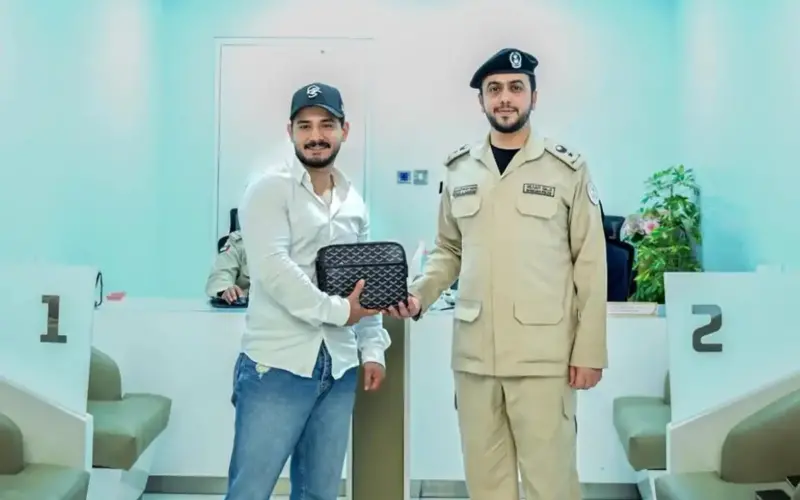 شرطة الشارقة تستعيد حقيبة مفقودة لمقيم عربي تضم مدخرات عمله